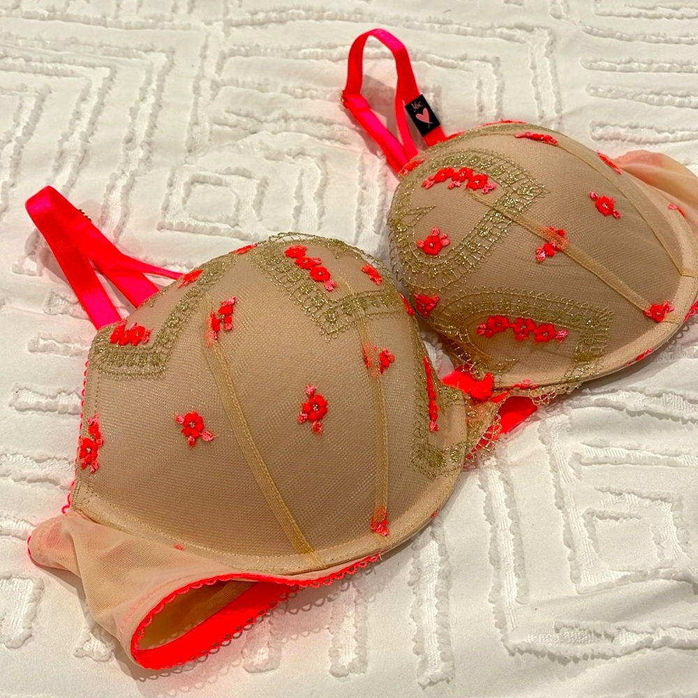 NWT Victoria Secret Bra, 36C - Picture 2 of 6